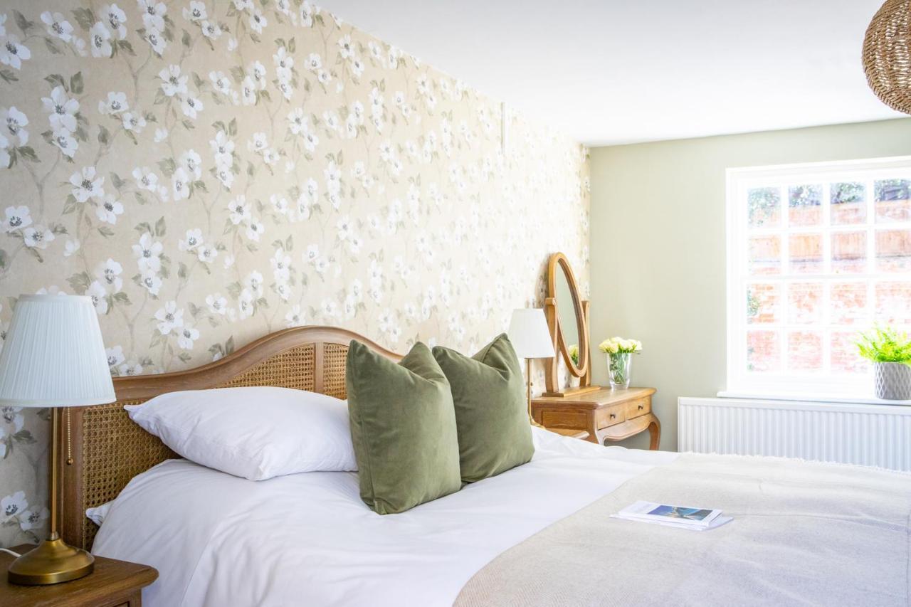 The White Horse Hotel ฟาเวอร์แชม ภายนอก รูปภาพ